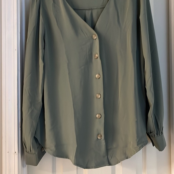 Zenana ladies blouse sage green size L button up front New without tags - Picture 6 of 6